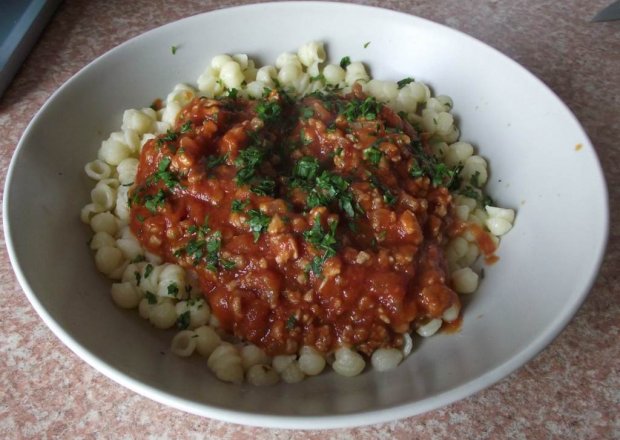 Fotografia przedstawiająca Muszelki piccolo z mięsno pomidorowym sosem