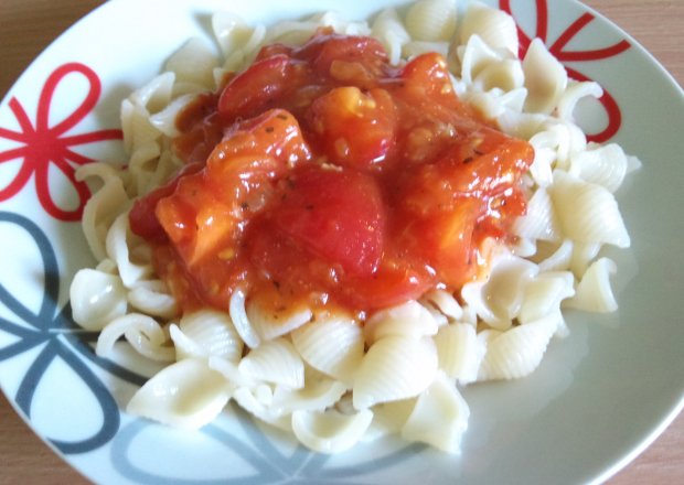 Fotografia przedstawiająca Muszelki w sosie pomidorowym
