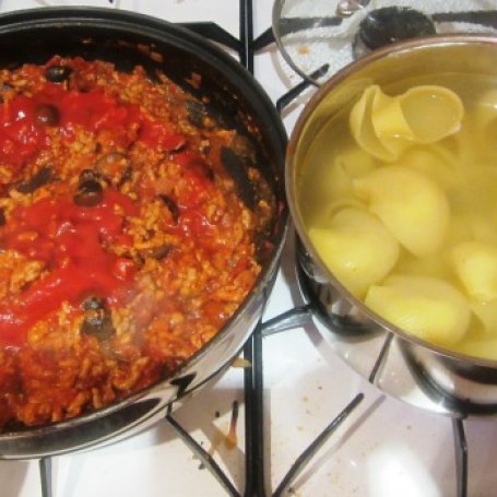 Krok 2 - Muszelki z passata, oliwkami i suszonymi pomidorami foto