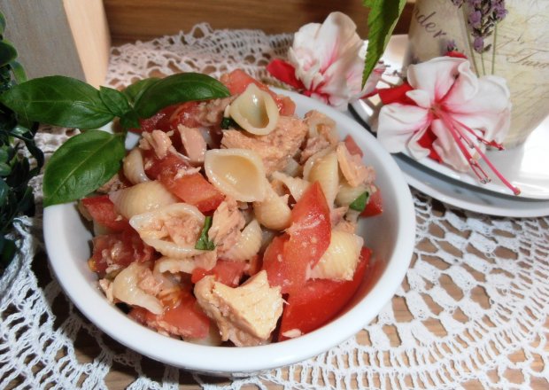 Fotografia przedstawiająca Muszelki z pomidorami i tuńczykiem