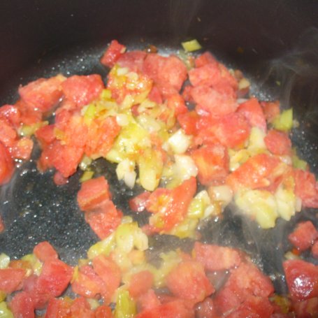 Krok 5 - Muszelki z pomidorem i porem  foto