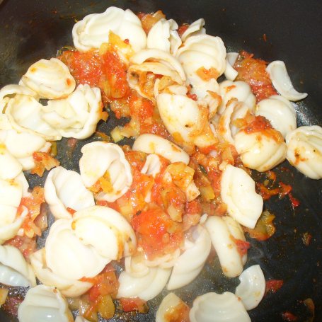 Krok 6 - Muszelki z pomidorem i porem  foto