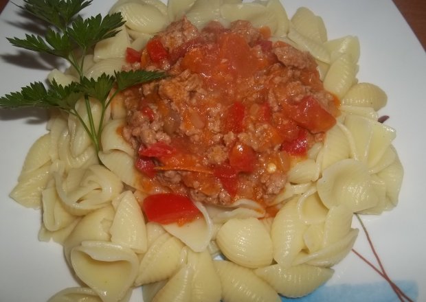 Fotografia przedstawiająca Muszelki z sosem mięsno warzywnym