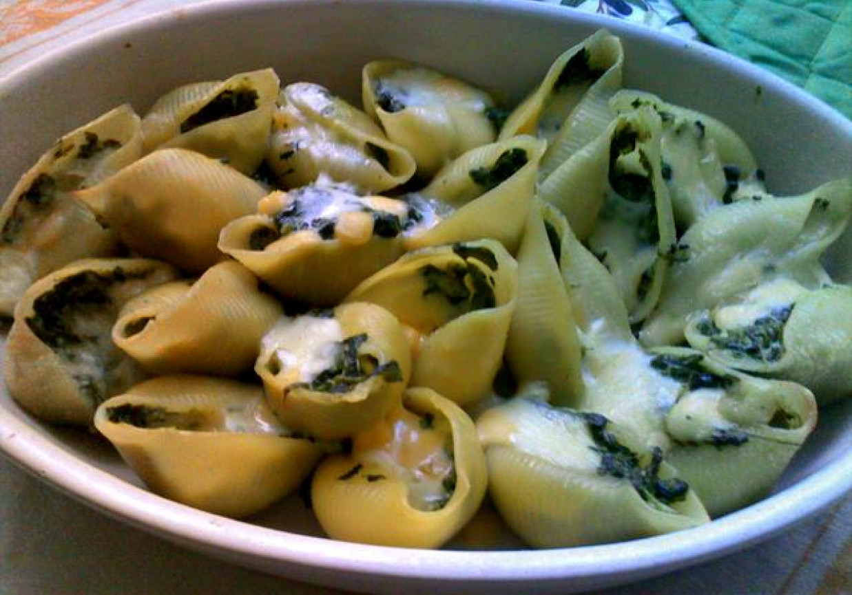 Muszle conchiglioni ze szpinakiem i trzema serami foto