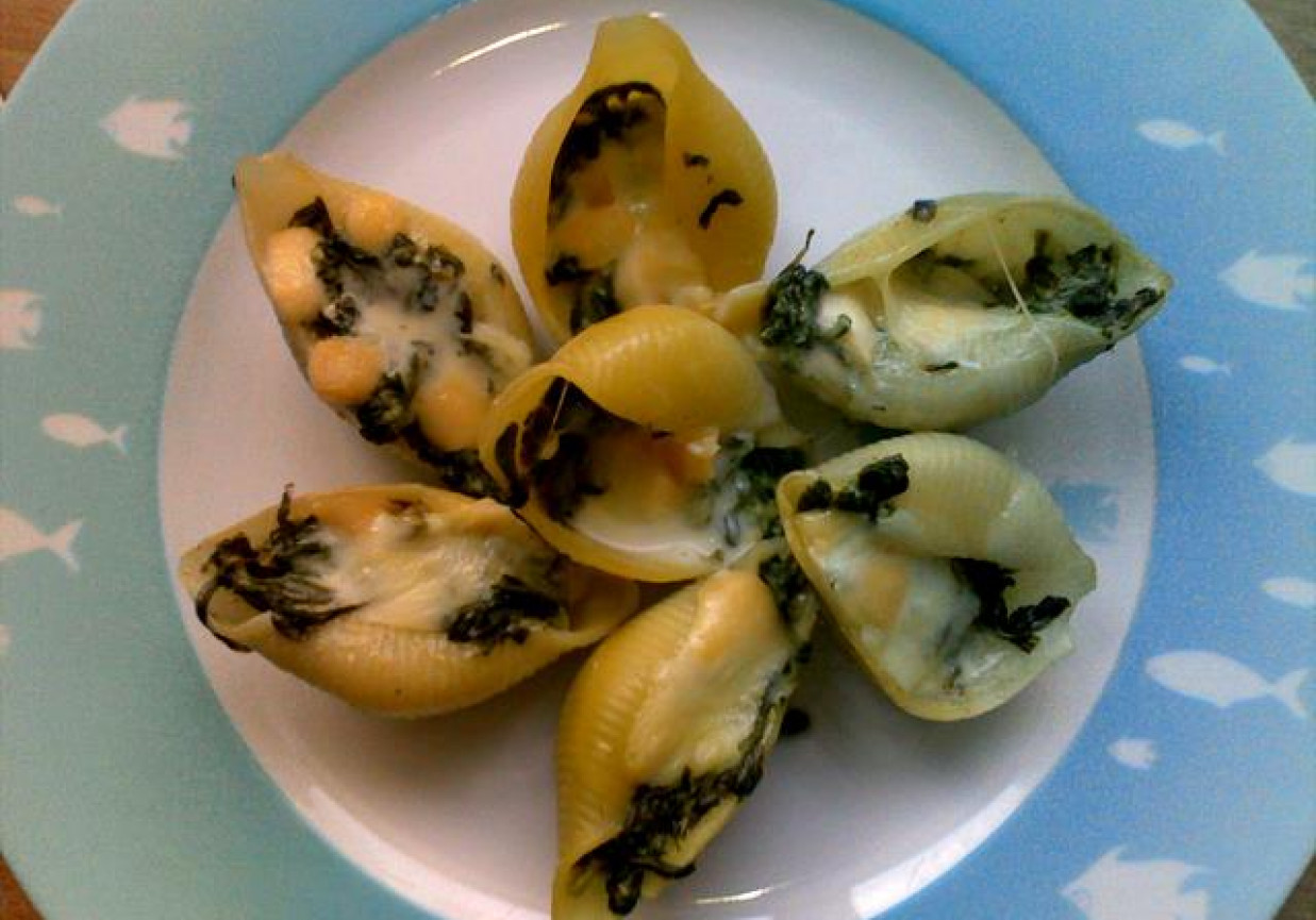 Muszle conchiglioni ze szpinakiem i trzema serami foto