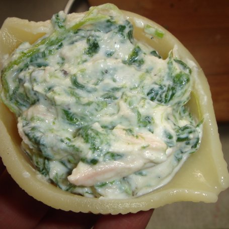Krok 4 - Muszle faszerowane łososiem, mascarpone i szpinakiem foto