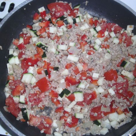 Krok 2 - Muszle makaronowe faszerowane mięsem mielonym, papryką i cukinią foto