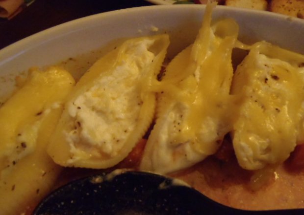 Fotografia przedstawiająca Muszle z farszem serowym w sosie