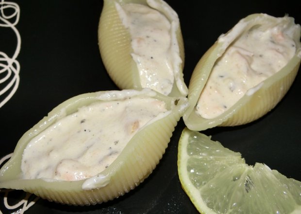 Fotografia przedstawiająca Muszle z łososiem i sosem pieprzowym