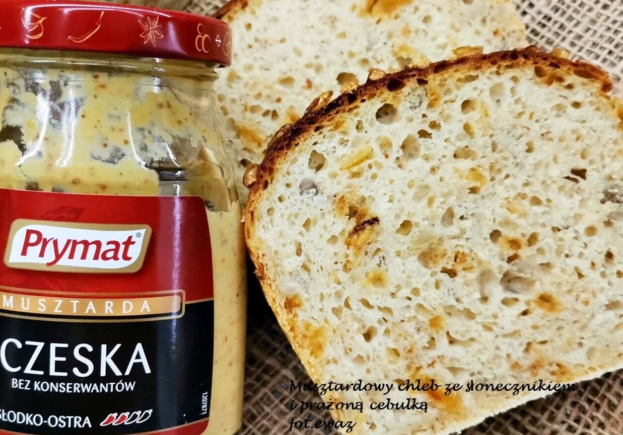 Musztardowy chleb ze słonecznikiem i prażoną cebulką Zewy foto