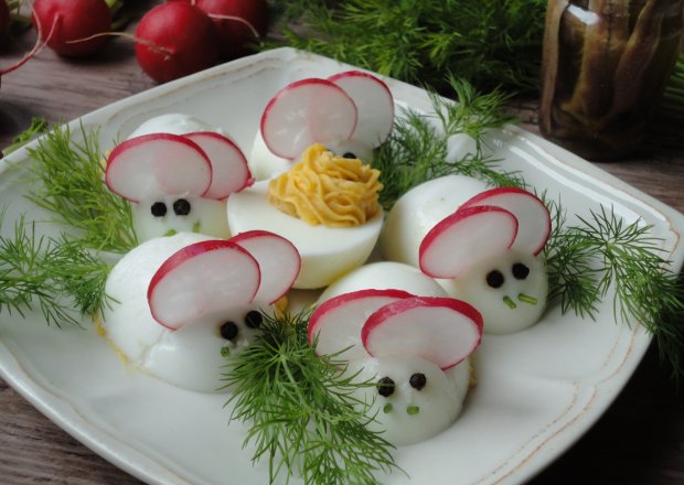 Fotografia przedstawiająca Myszki - jajka faszerowane anchois