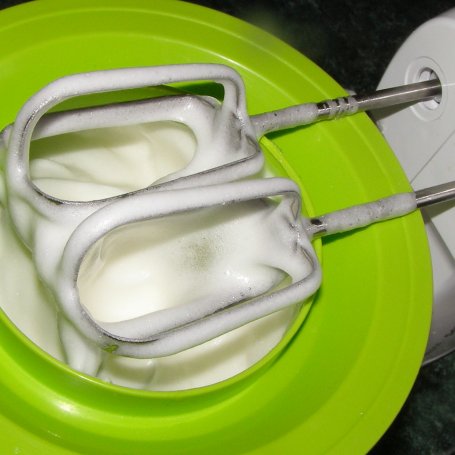 Krok 2 - na białkach kokosowo-makowe ciasto... foto