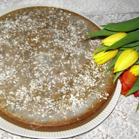 Krok 6 - na białkach kokosowo-makowe ciasto... foto