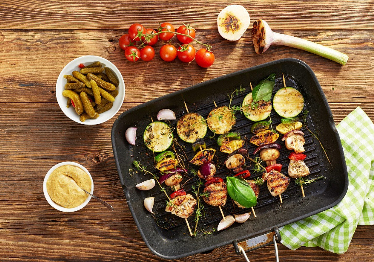 Na ciepło: Delikatne szaszłyki z indyka z warzywami foto