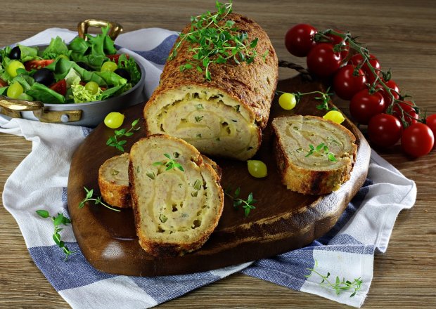 Fotografia przedstawiająca Na ciepło: Pieczeń z mięsa mielonego z korniszonami i serem cheddar