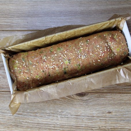 Krok 2 - Na ciepło: Pieczeń z mięsa mielonego z korniszonami i serem cheddar foto