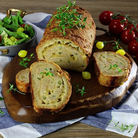 Krok 3 - Na ciepło: Pieczeń z mięsa mielonego z korniszonami i serem cheddar foto