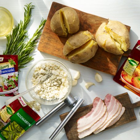 Krok 2 - Na ciepło: Pieczone ziemniaczki z bekonem, serem feta i rozmarynem foto