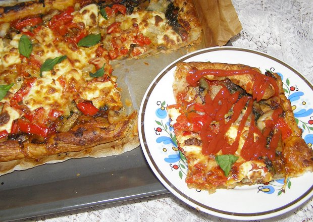 Fotografia przedstawiająca na cieście francuskim szybka pizza...