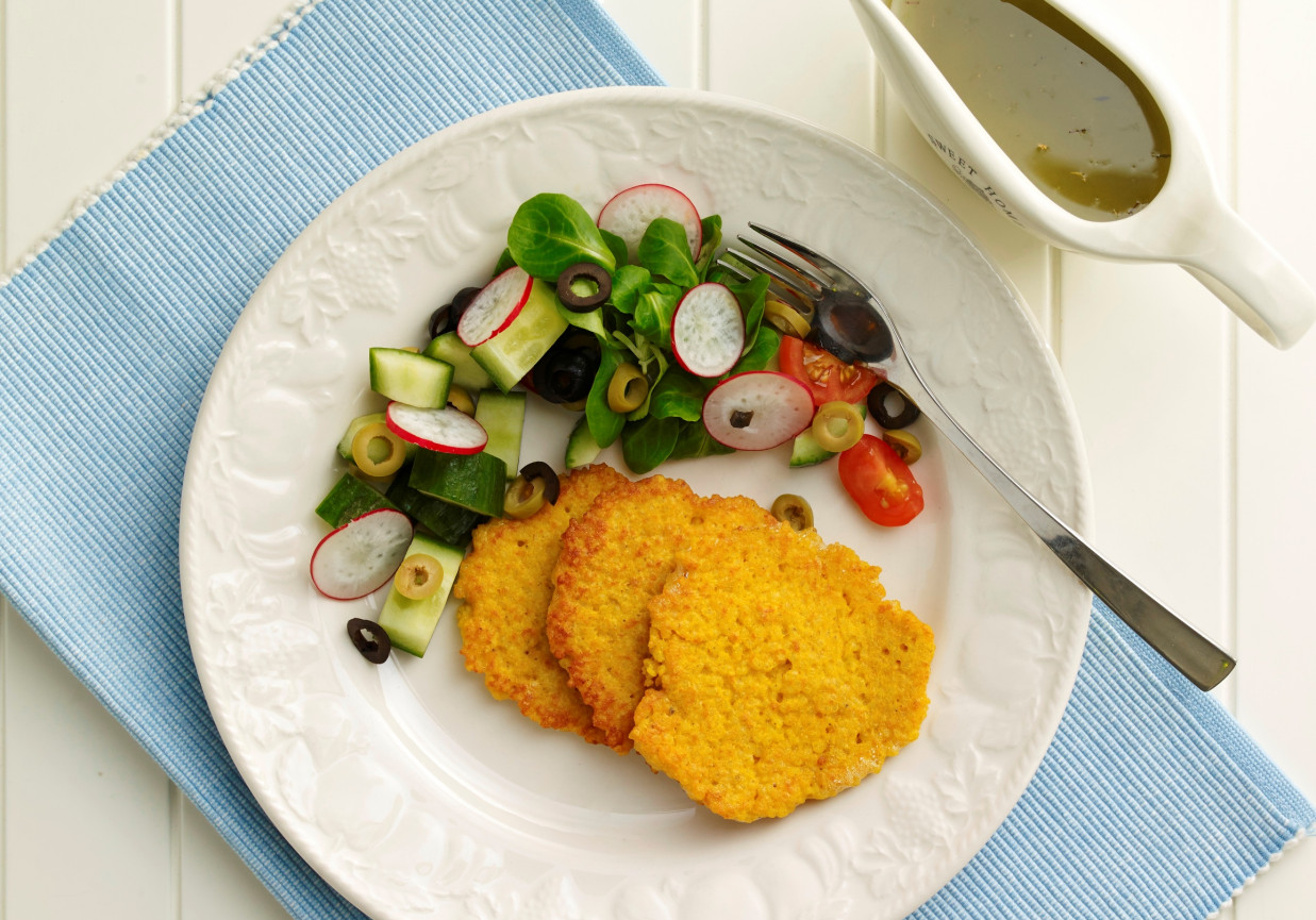 Na diecie: Placuszki z kaszy jaglanej z sałatką foto