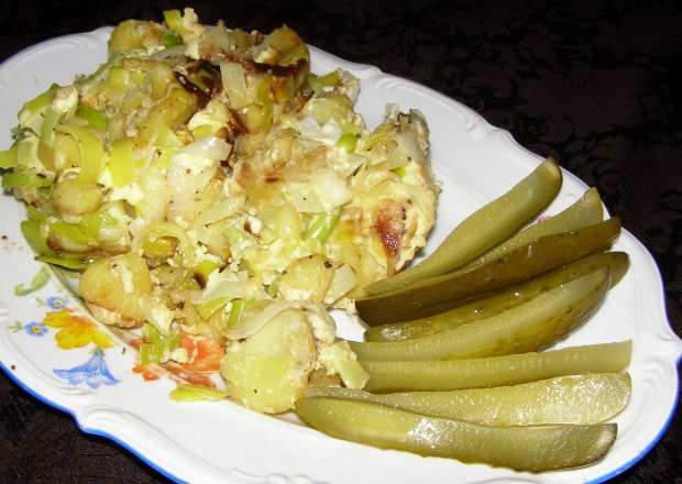 Fotografia przedstawiająca na hiszpańską nutę ziemniaki,por,jajka na szybki obiad...