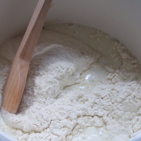Krok 2 - Na maślance z czosnkiem, czyli bardzo apetyczne bułeczki :) foto