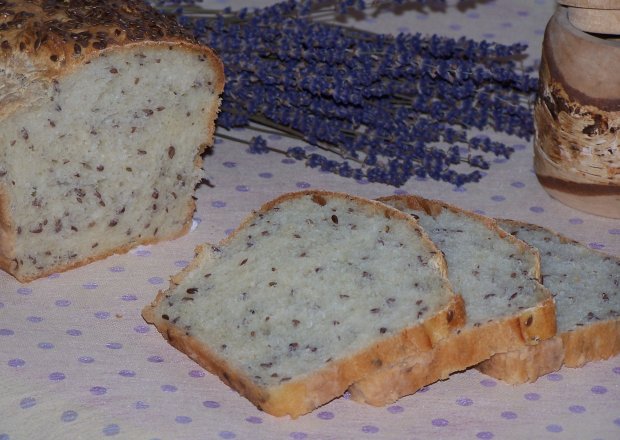 Fotografia przedstawiająca Na maślance z siemieniem lnianym, czyli pszenny chlebek