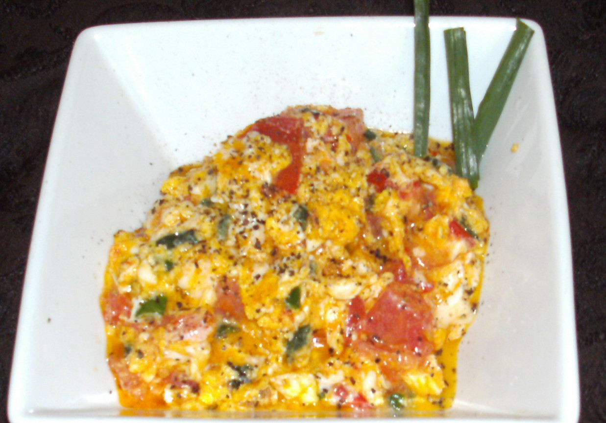 na maśle z pomidorami,szczypiorkiem śniadaniowa jajecznica... foto
