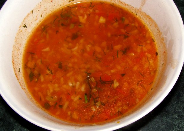 Fotografia przedstawiająca na maśle zupa pomidorowo-paprykowa z ryżem...