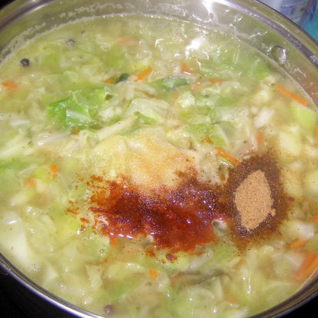 Krok 4 - na maśle zupa z młodej kapusty... foto