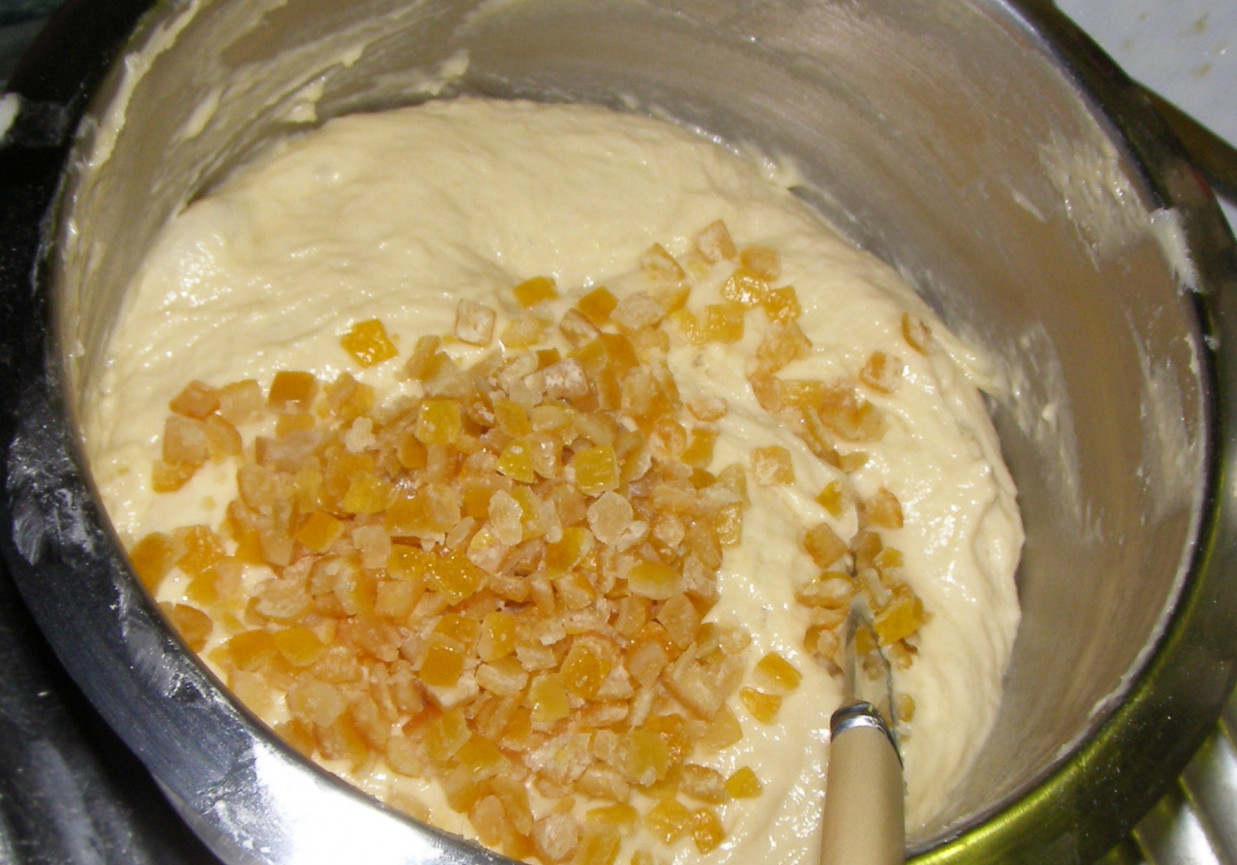 na oleju drożdżowe ciasto ze skórką pomarańczy i cynamonem... foto