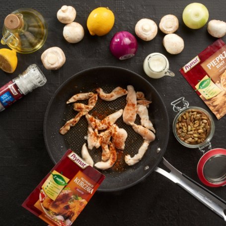 Krok 3 - Pikantna sałatka z kurczakiem i pieczarkami foto