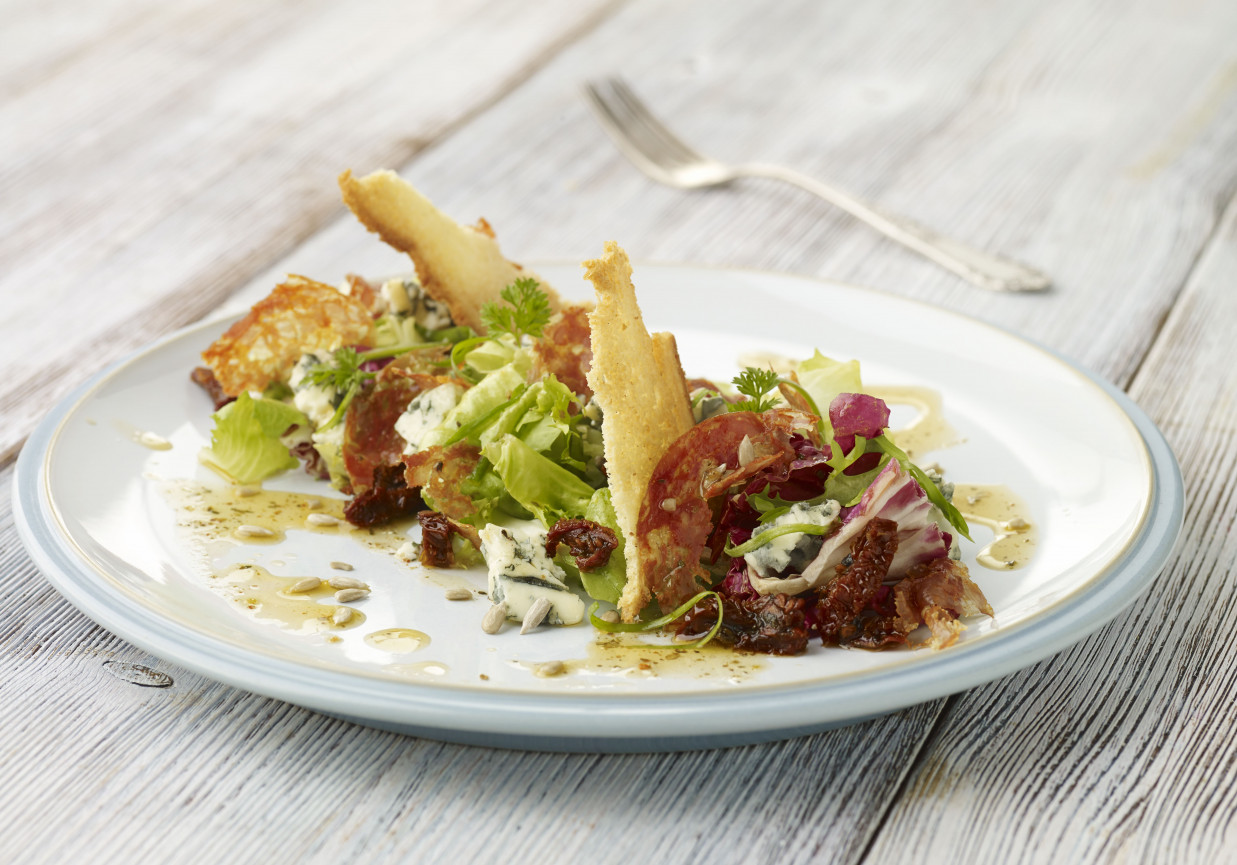 Na ostro: Sałatka z pikantnym salami i serem pleśniowym foto