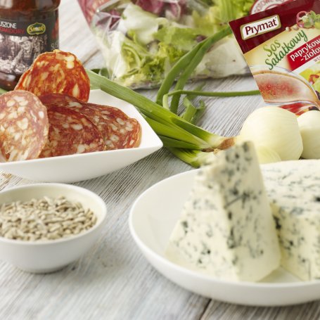 Krok 1 - Na ostro: Sałatka z pikantnym salami i serem pleśniowym foto