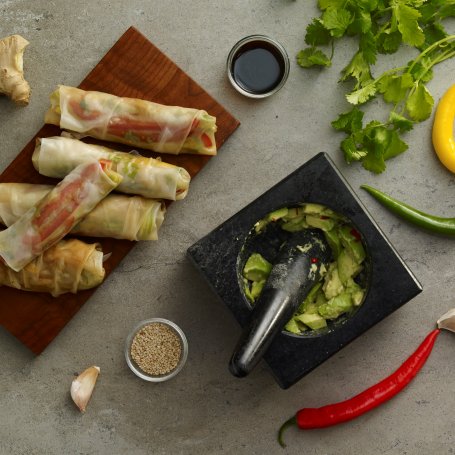 Krok 4 - Na ostro: Warzywne spring rollsy z pikantnym guacamole foto