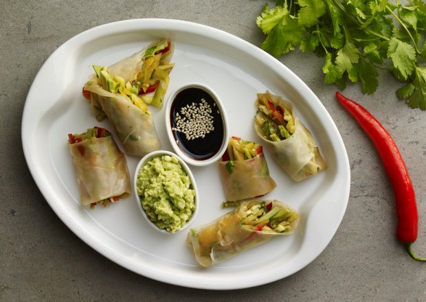 Fotografia przedstawiająca Na ostro: Warzywne spring rollsy z pikantnym guacamole