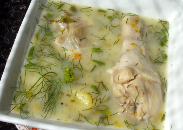 Fotografia przedstawiająca na pałkach kurczaka zupa koperkowa z ziemniakami...