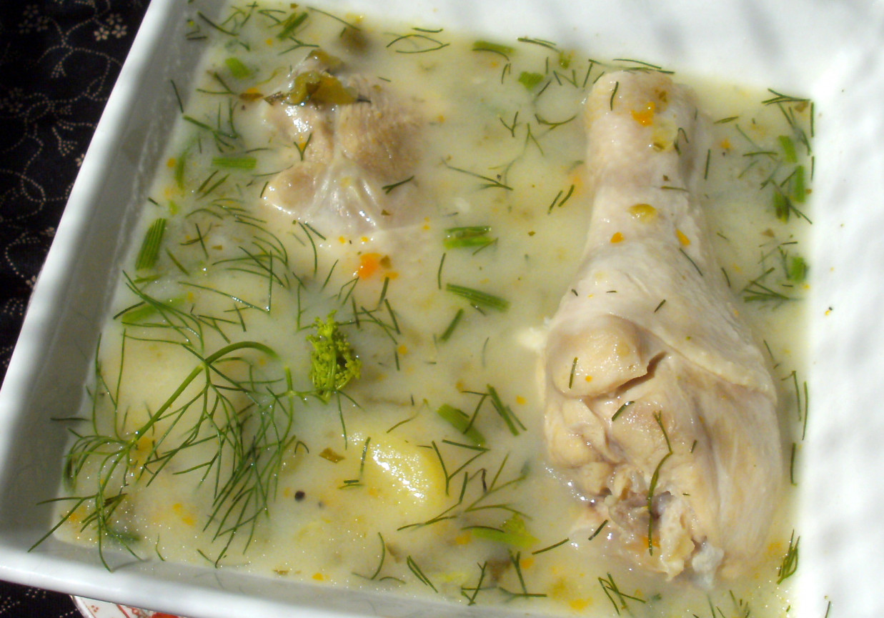 na pałkach kurczaka zupa koperkowa z ziemniakami... foto