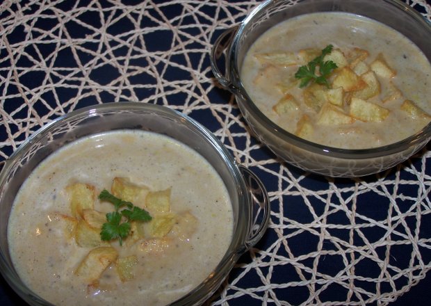 Fotografia przedstawiająca Na rosole prosta zupa, czyli serowa ze smażonymi ziemniakami