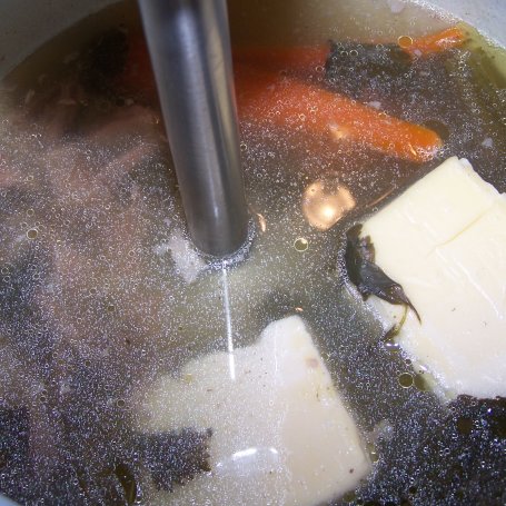Krok 2 - Na rosole prosta zupa, czyli serowa ze smażonymi ziemniakami foto