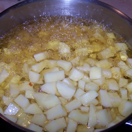 Krok 3 - Na rosole prosta zupa, czyli serowa ze smażonymi ziemniakami foto