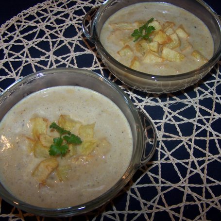 Krok 4 - Na rosole prosta zupa, czyli serowa ze smażonymi ziemniakami foto