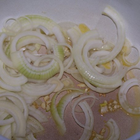 Krok 2 - Na sezon przeziębień, czyli zupa z cebuli z bazyliową nutą :) foto