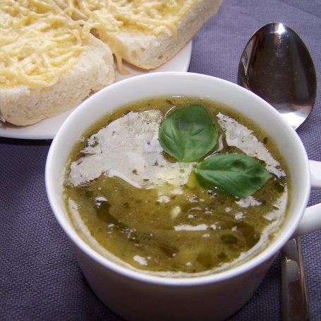 Krok 6 - Na sezon przeziębień, czyli zupa z cebuli z bazyliową nutą :) foto