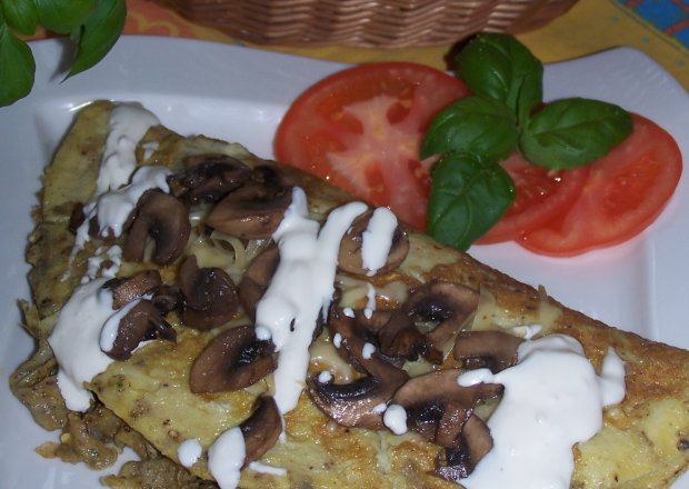 Fotografia przedstawiająca Na sobotnie śniadanie, czyli omlet z pieczarkami i żółtym serem :)