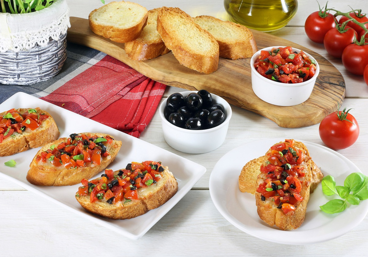 Na szybko: Bruschetta z oliwkami i pomidorami foto