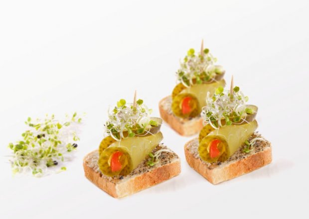 Fotografia przedstawiająca Na szybko: Mini kanapeczki ze smarowidłem i ogórkami
