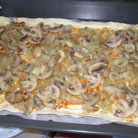 Krok 4 - na szybko pizza na cieście francuskim... foto