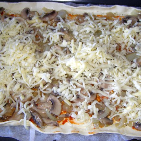 Krok 5 - na szybko pizza na cieście francuskim... foto
