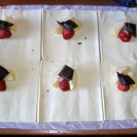 Krok 1 - na szybko smaczne mało słodkie francuskie z owocami i czekoladą... foto
